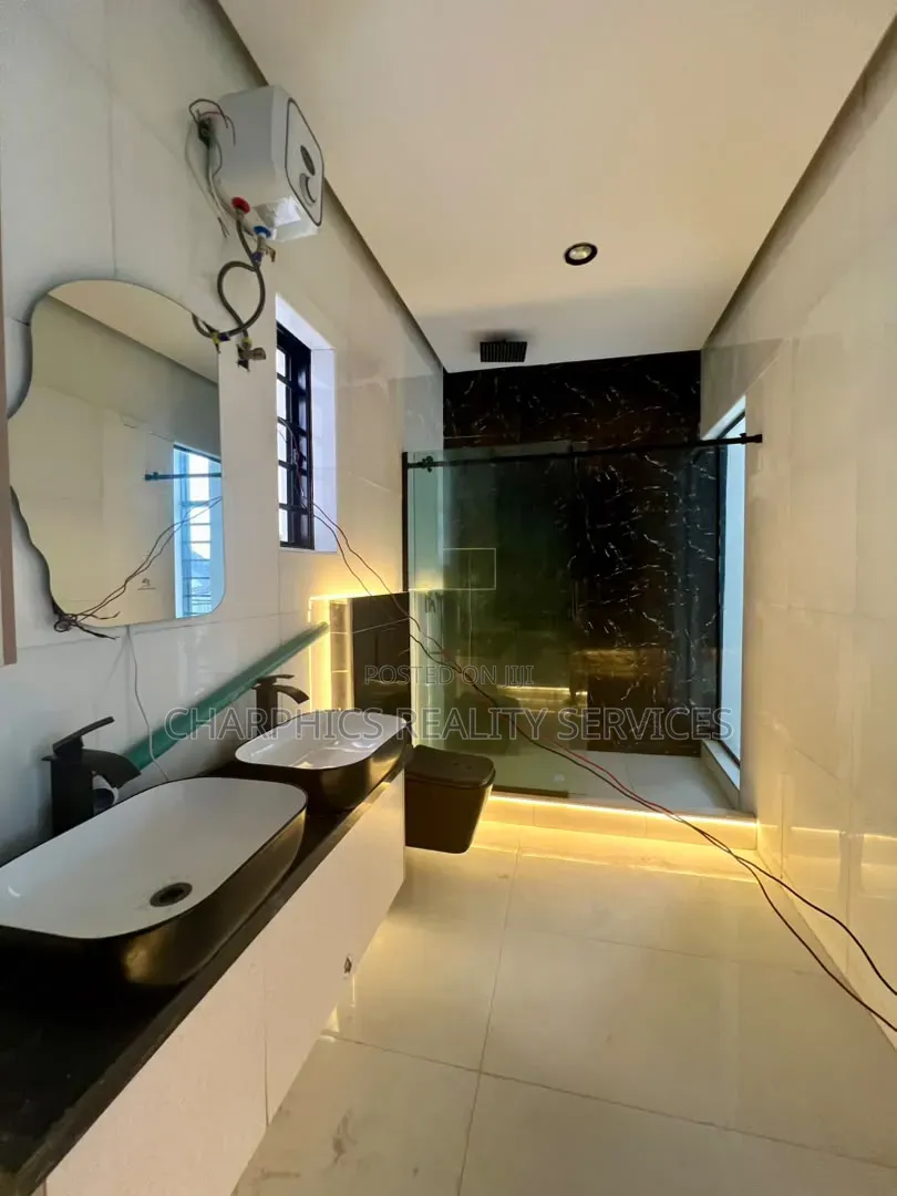 5bdrm Duplex in Lekki Phase 2 for sale