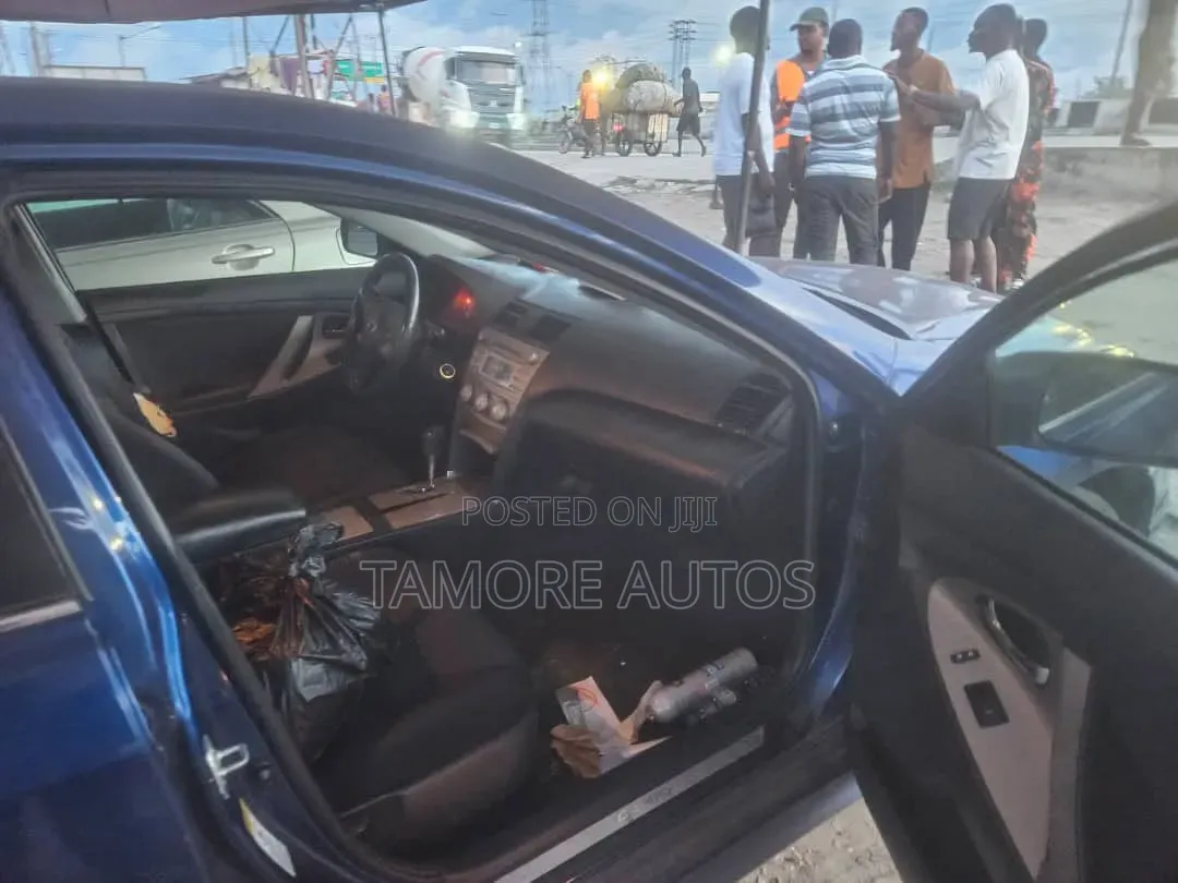 Toyota Camry SE 4dr Sedan (2.5L 4cyl 6A) 2011 Blue