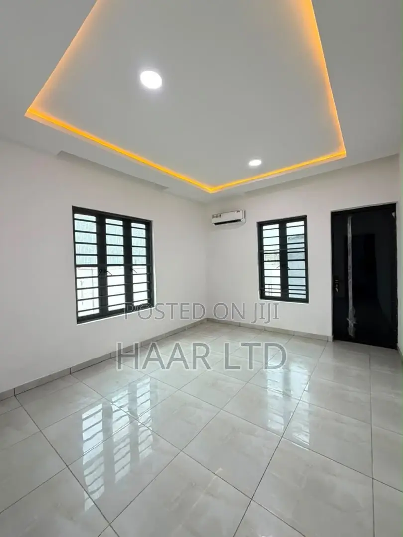 3bdrm Apartment in Lekki Phase 1 for sale