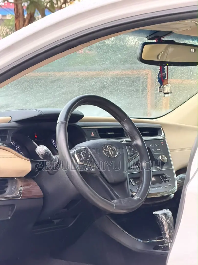 Toyota Avalon XLE Sedar FWD (3.5L 6cyl 6A) 2013 White