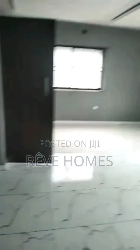 3bdrm Block of Flats in Soluyi for rent