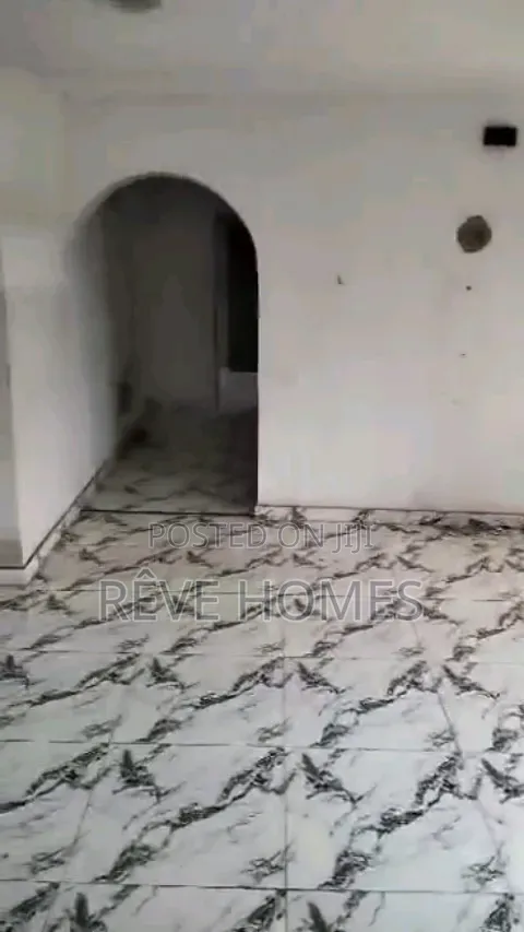 3bdrm Block of Flats in Soluyi for rent
