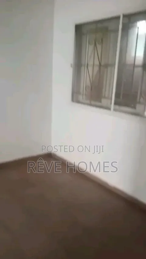 3bdrm Block of Flats in Soluyi for rent