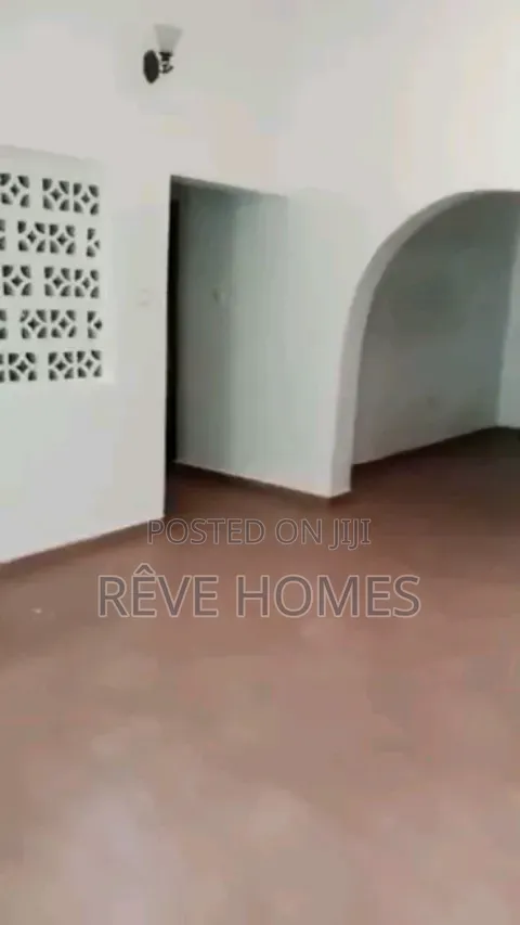 3bdrm Block of Flats in Soluyi for rent