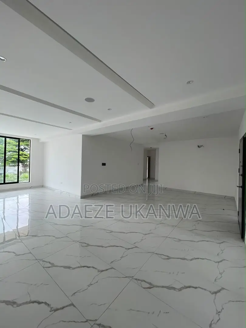 3bdrm Apartment in Lekki Phase 1 for sale