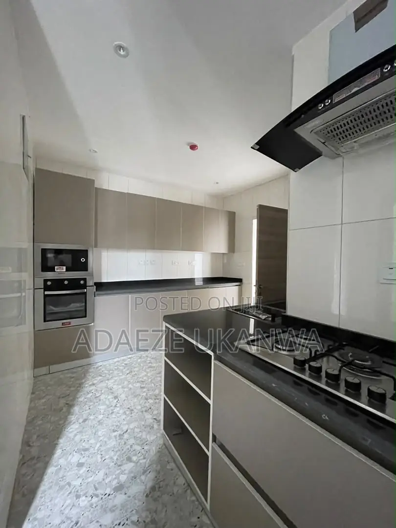3bdrm Apartment in Lekki Phase 1 for sale