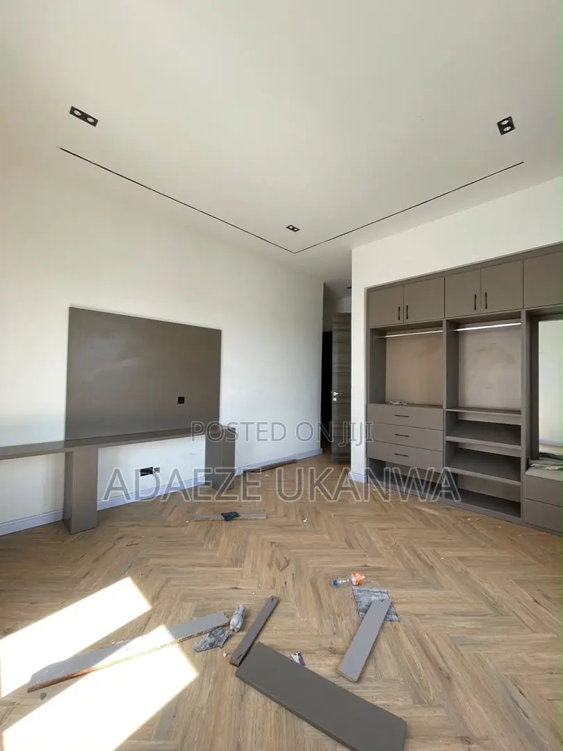 3bdrm Apartment in Lekki Phase 1 for sale