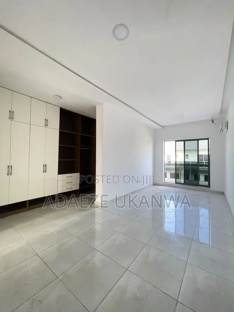 3bdrm Penthouse in Victoria Island Extension for sale