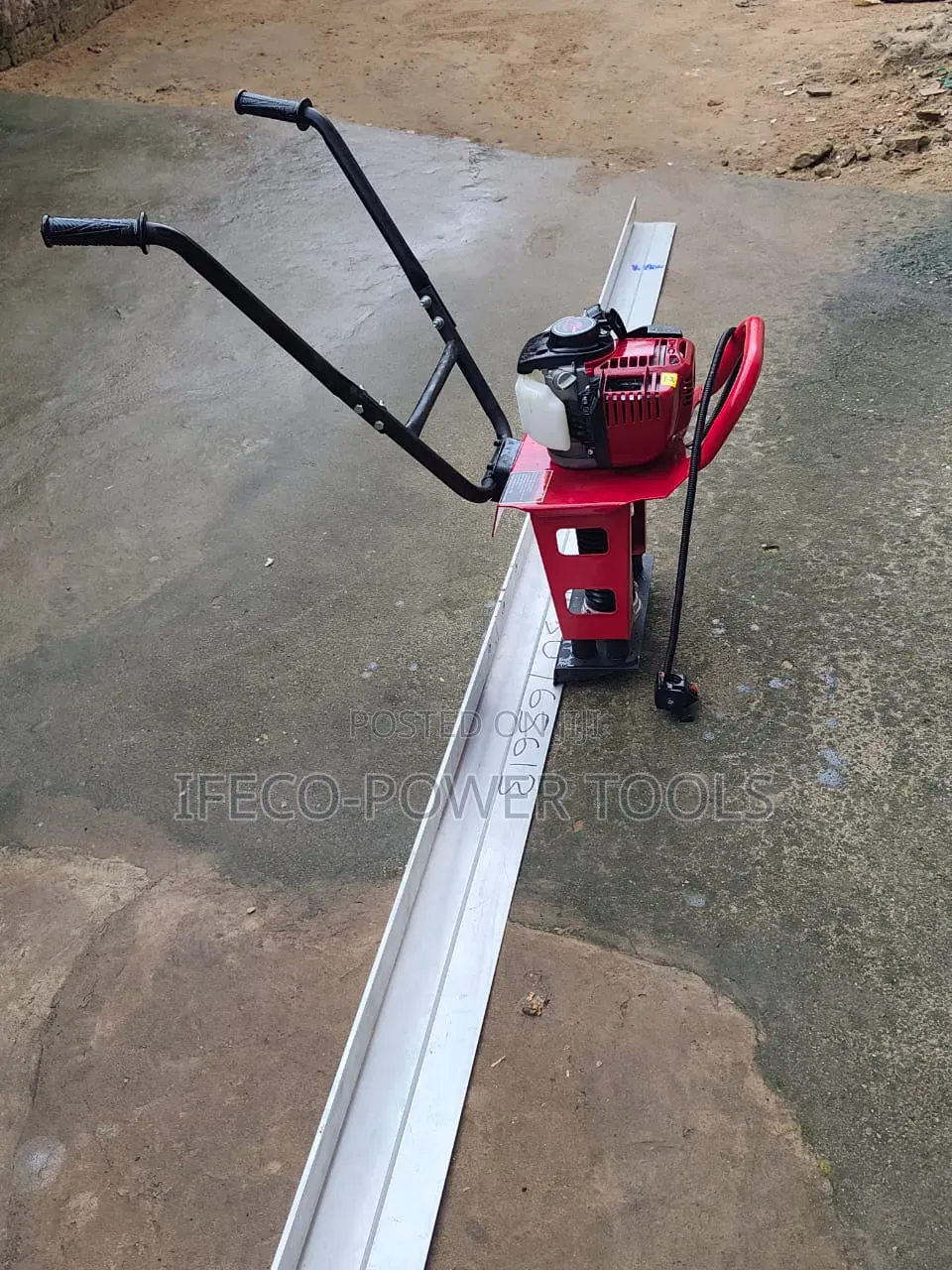 Gasoline-Powered Concrete Vibrating Screed Machine
