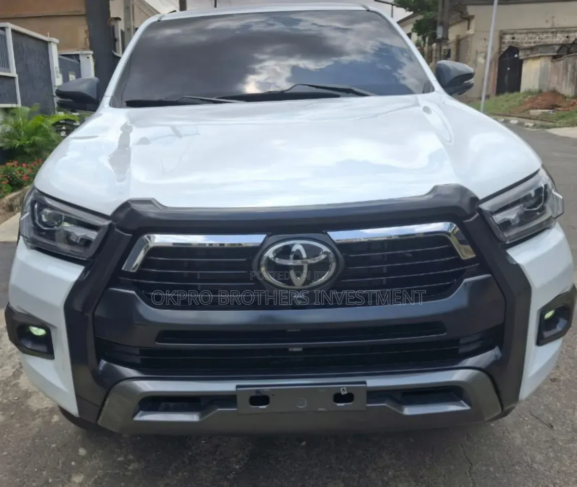 Toyota Hilux 2024 White