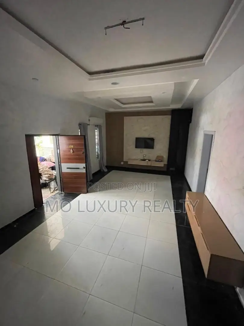 4bdrm Townhouse / Terrace in Lekki Phase 2 for rent