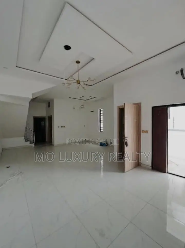 4bdrm Townhouse / Terrace in Chevron for rent