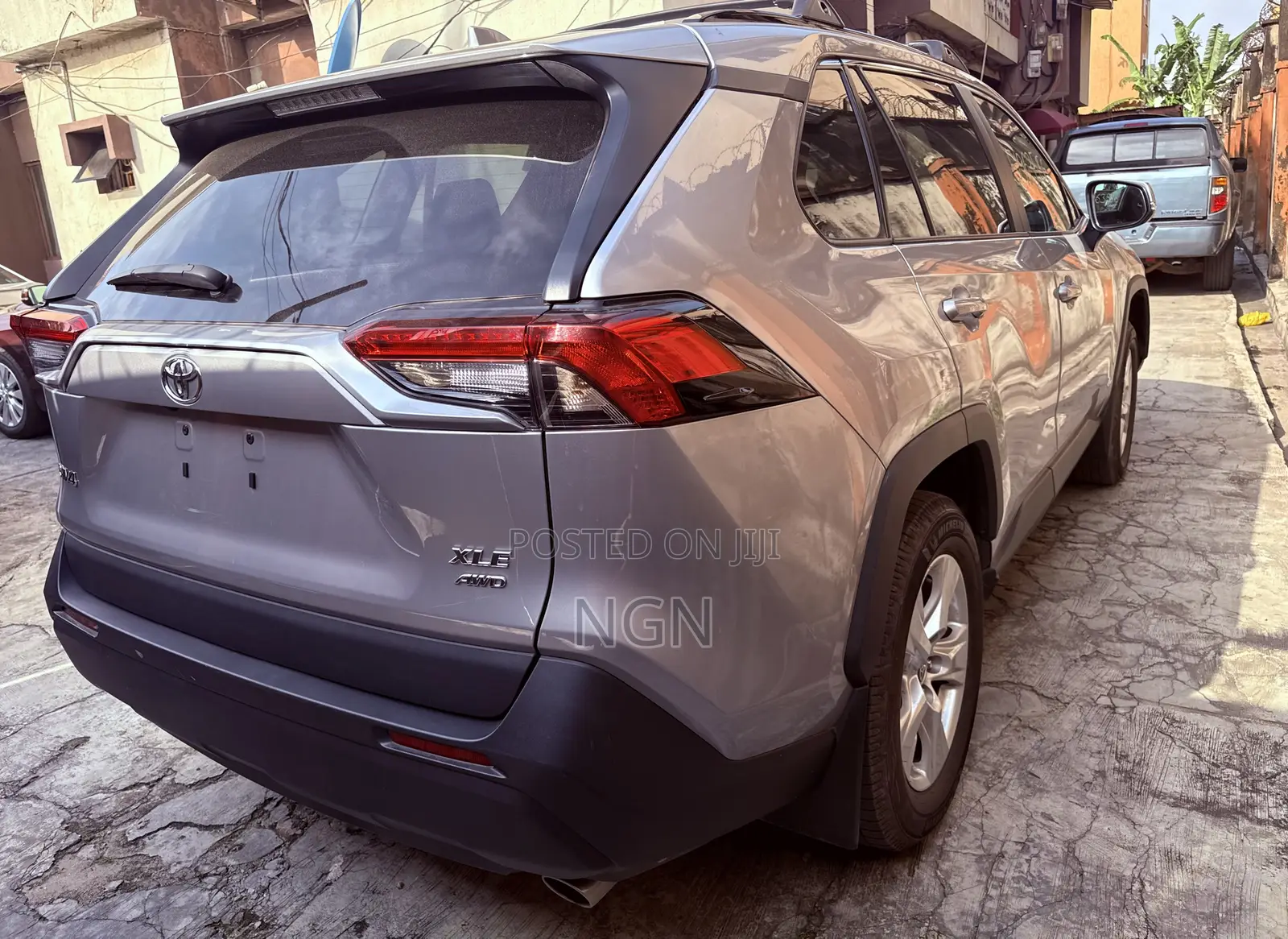 Toyota RAV4 XLE 2021 Silver