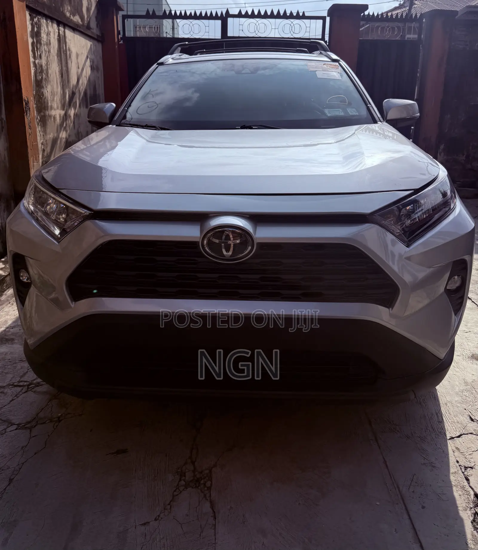 Toyota RAV4 XLE 2021 Silver
