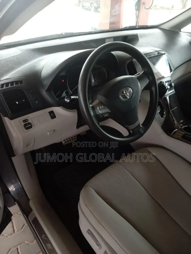 Toyota Venza LE 2010 Gray