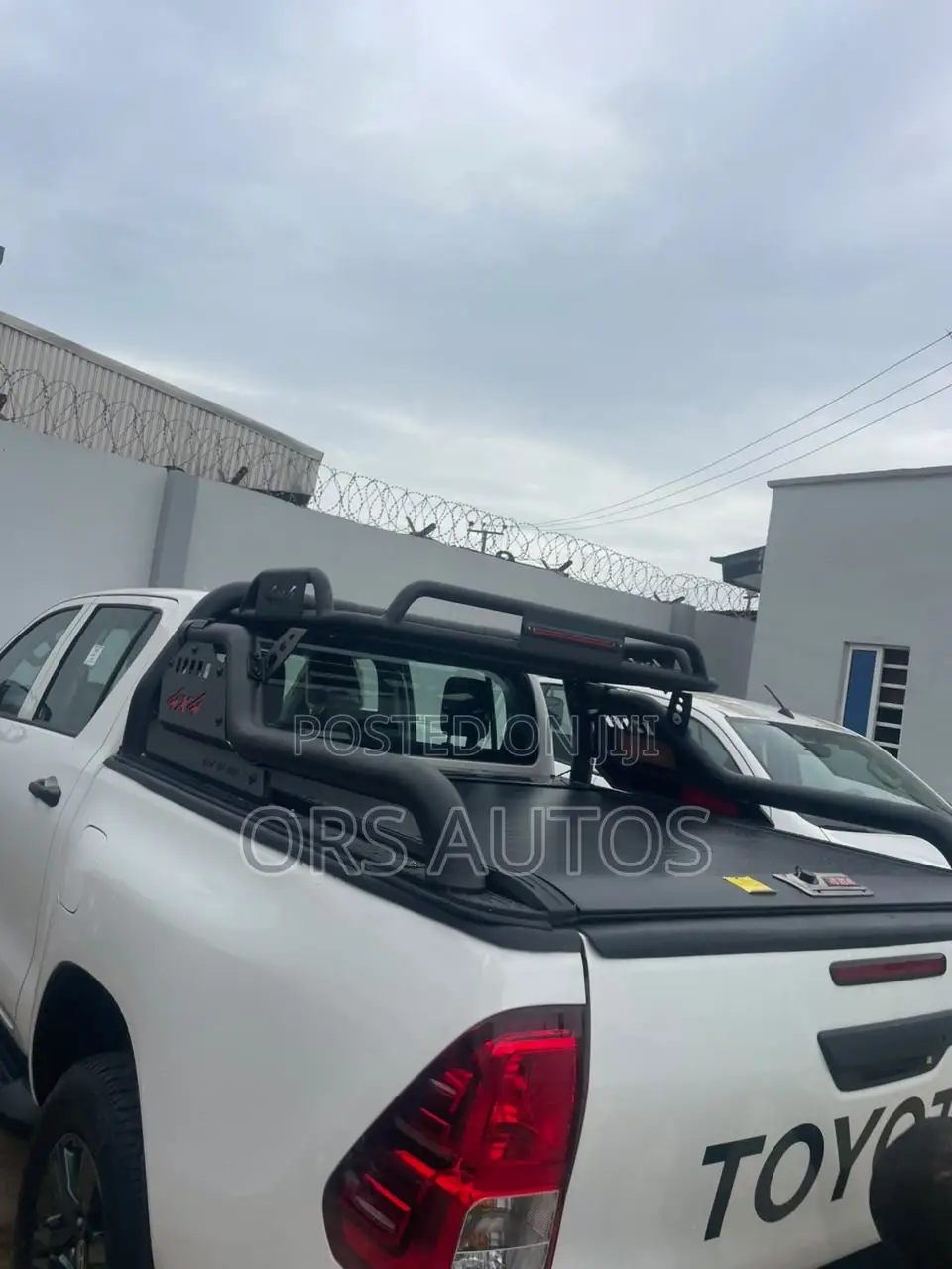 Toyota Hilux Rolling Cover With Rogued Spoiler