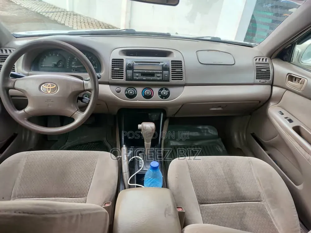 Toyota Camry LE 4dr Sedan (2.4L 4cyl 5M) 2004 Silver