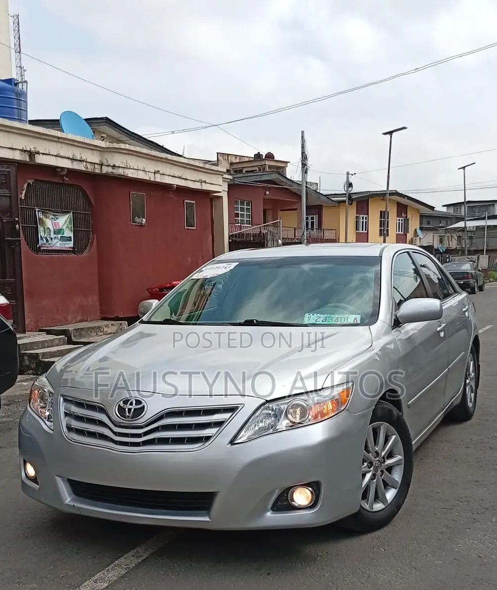 Toyota Camry XLE 4dr Sedan (2.5L 4cyl 6AM) 2010 Silver