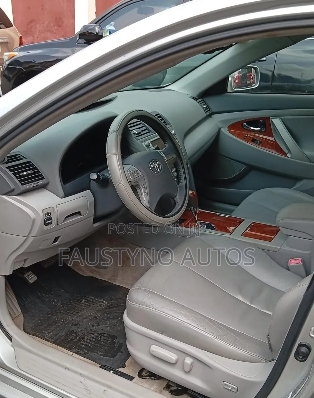 Toyota Camry XLE 4dr Sedan (2.5L 4cyl 6AM) 2010 Silver