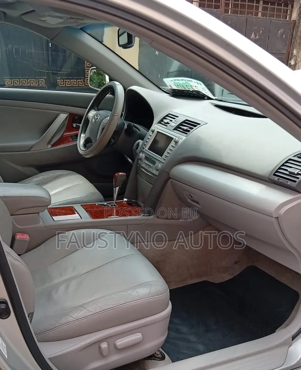 Toyota Camry XLE 4dr Sedan (2.5L 4cyl 6AM) 2010 Silver