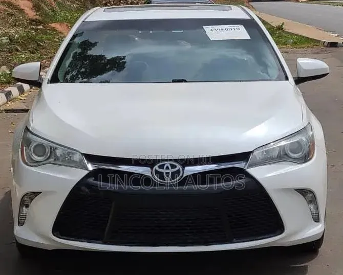 Toyota Camry SE w/Special Edition Pkg (2.5L 4cyl 6A) 2016 White