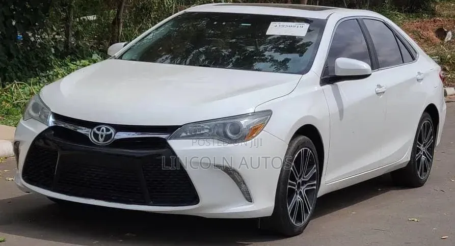 Toyota Camry SE w/Special Edition Pkg (2.5L 4cyl 6A) 2016 White
