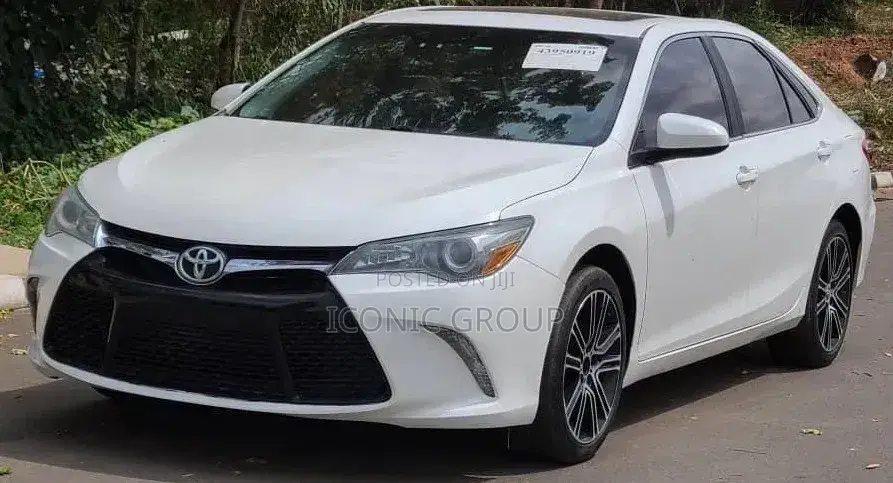 Toyota Camry SE w/Special Edition Pkg (2.5L 4cyl 6A) 2016 White