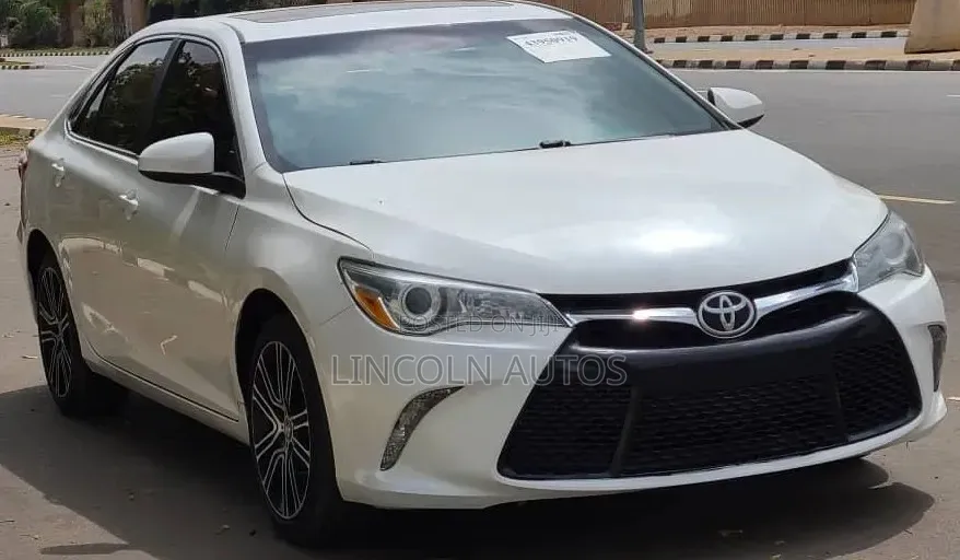 Toyota Camry SE w/Special Edition Pkg (2.5L 4cyl 6A) 2016 White