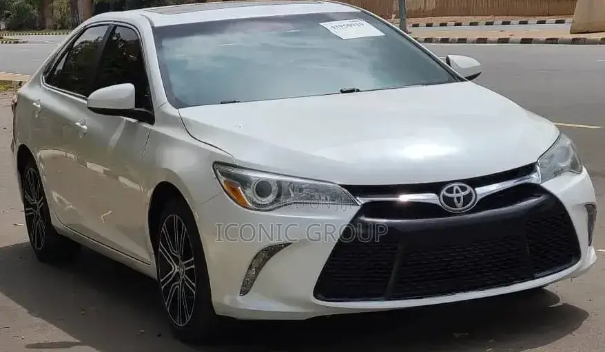 Toyota Camry SE w/Special Edition Pkg (2.5L 4cyl 6A) 2016 White
