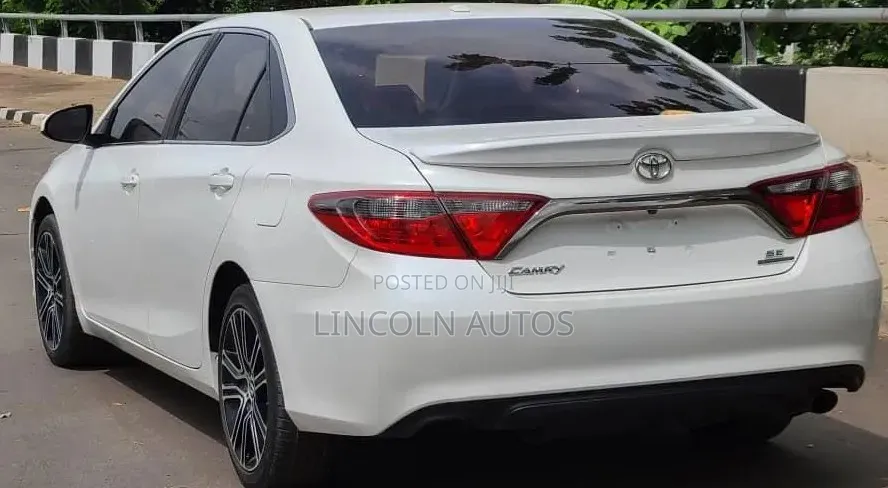Toyota Camry SE w/Special Edition Pkg (2.5L 4cyl 6A) 2016 White