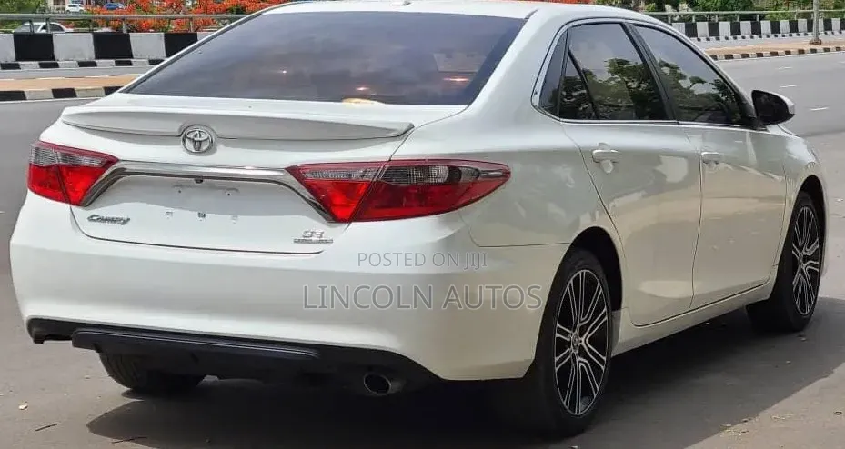 Toyota Camry SE w/Special Edition Pkg (2.5L 4cyl 6A) 2016 White