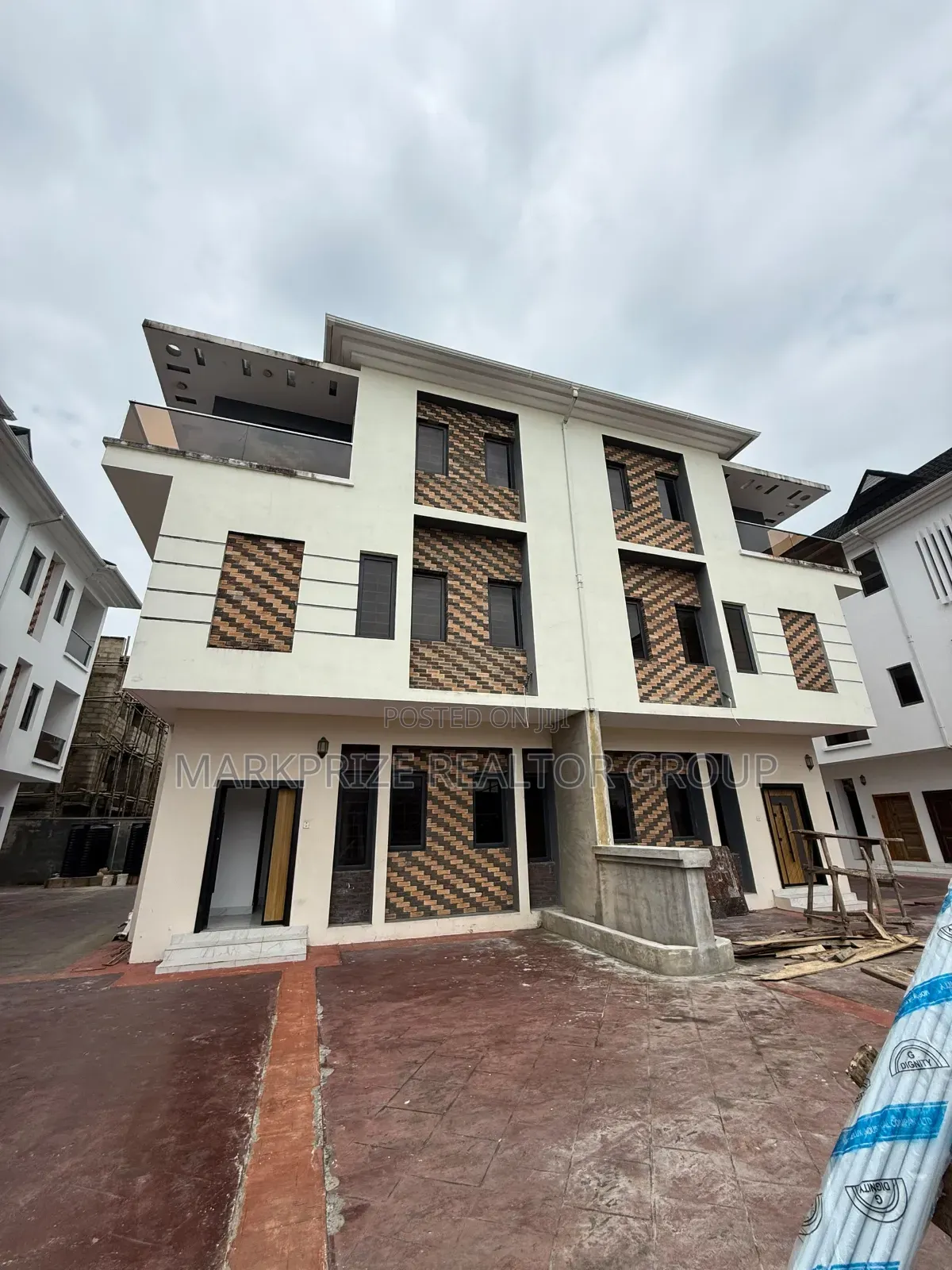4bdrm Duplex in Ajah Lekki for sale