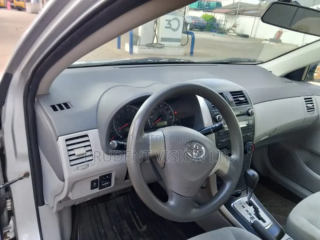 Toyota Corolla LE 4dr Sedan (1.8L 4cyl 4A) 2010 Gray
