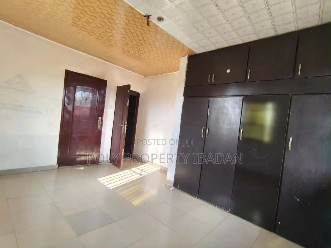 3bdrm Apartment in Olakunle, Akala Express for rent
