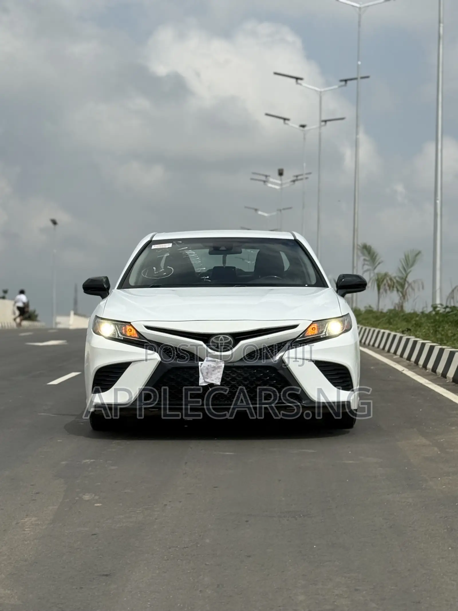 Toyota Camry SE (2.5L 4cyl 8A) 2019 White