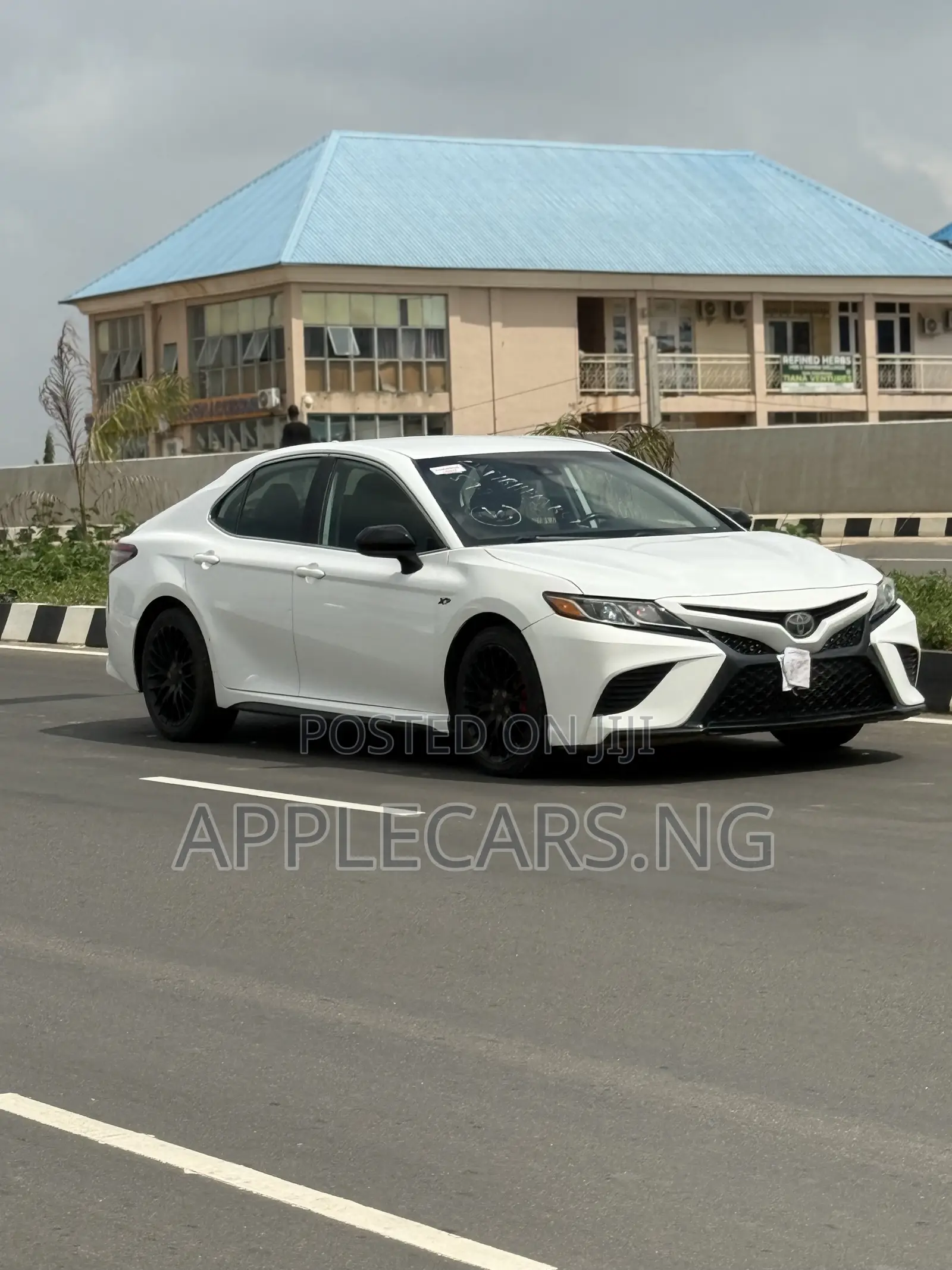 Toyota Camry SE (2.5L 4cyl 8A) 2019 White