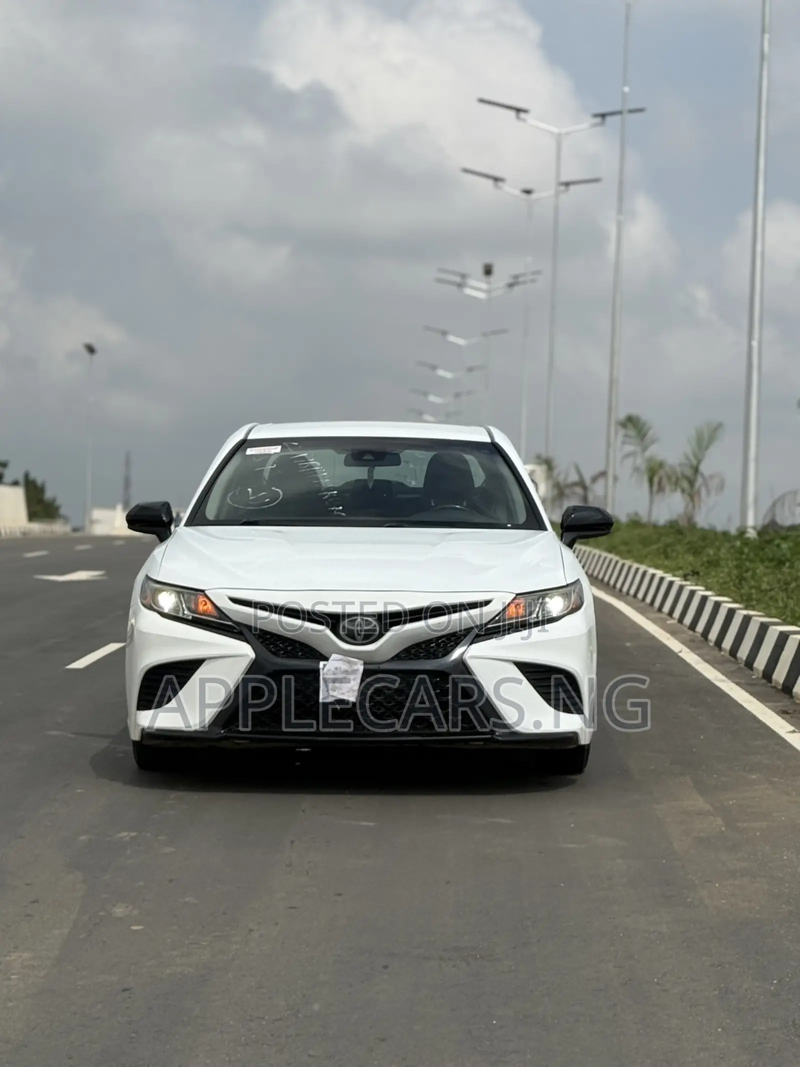 Toyota Camry SE (2.5L 4cyl 8A) 2019 White