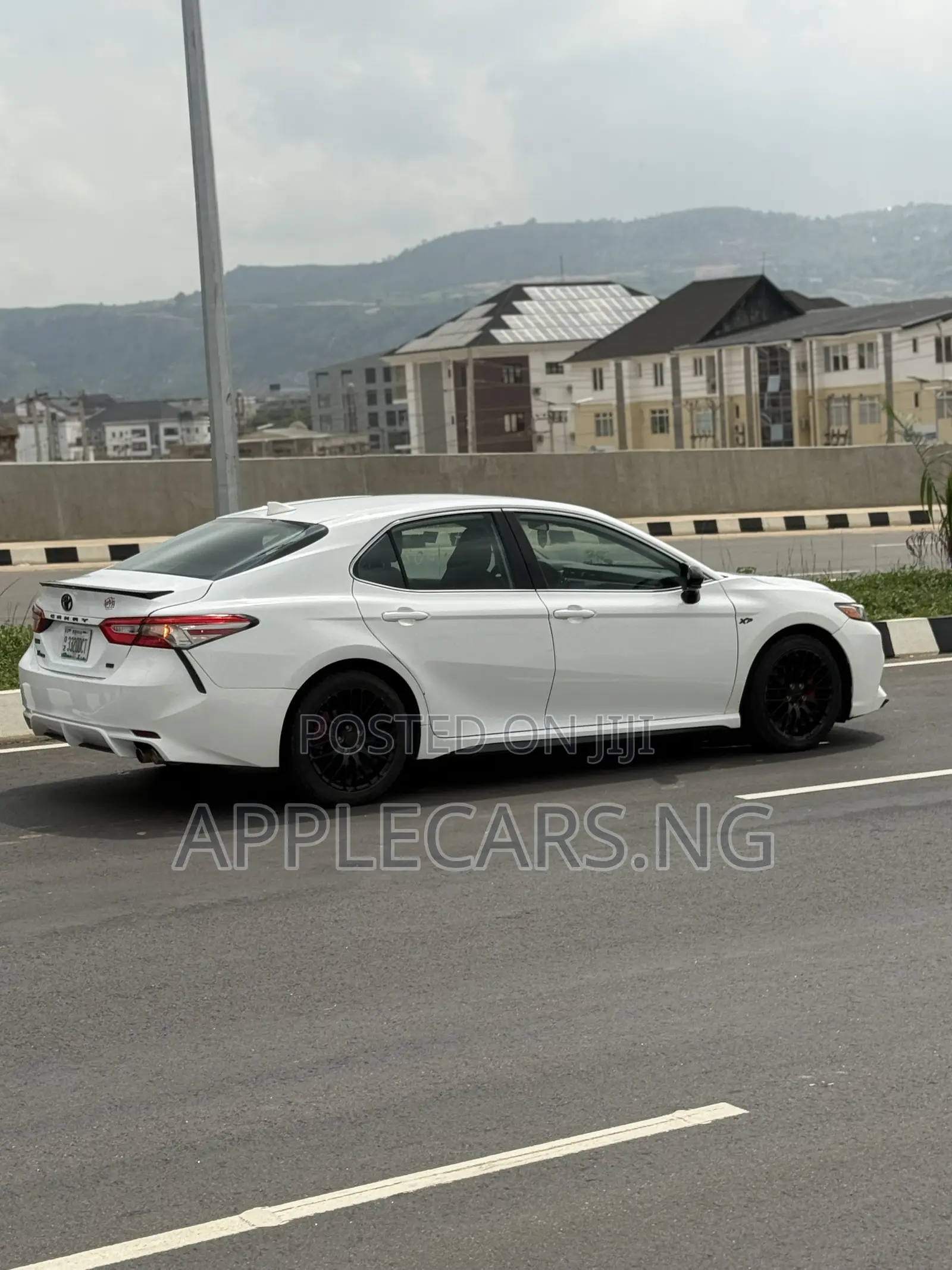 Toyota Camry SE (2.5L 4cyl 8A) 2019 White