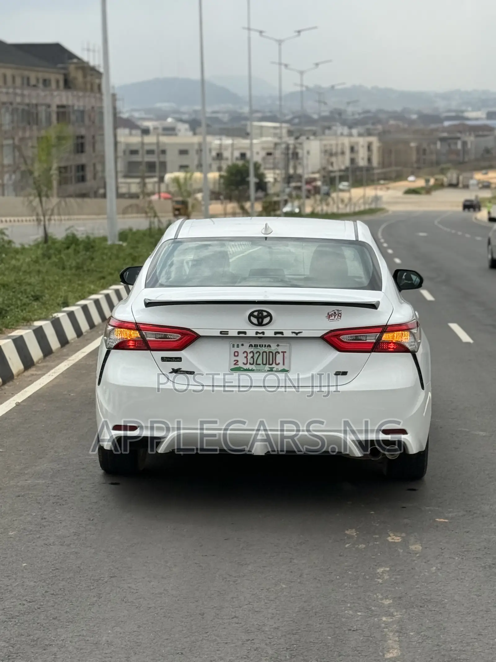 Toyota Camry SE (2.5L 4cyl 8A) 2019 White