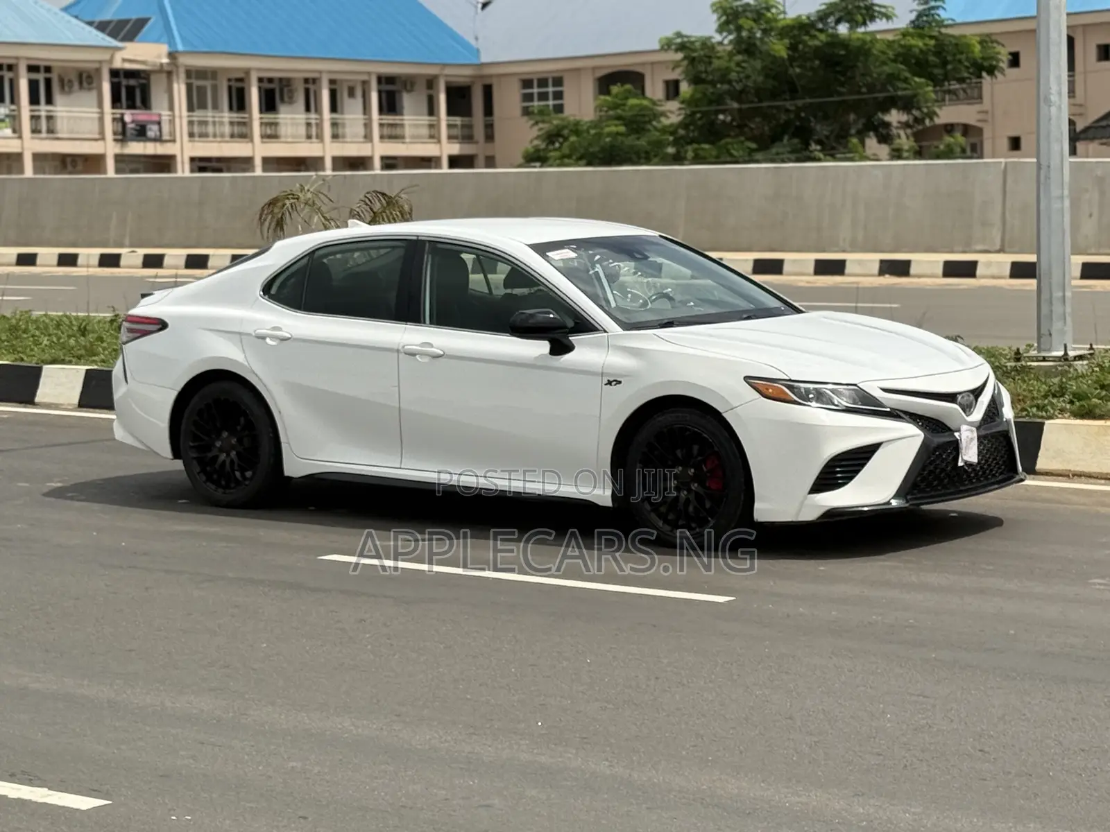 Toyota Camry SE (2.5L 4cyl 8A) 2019 White