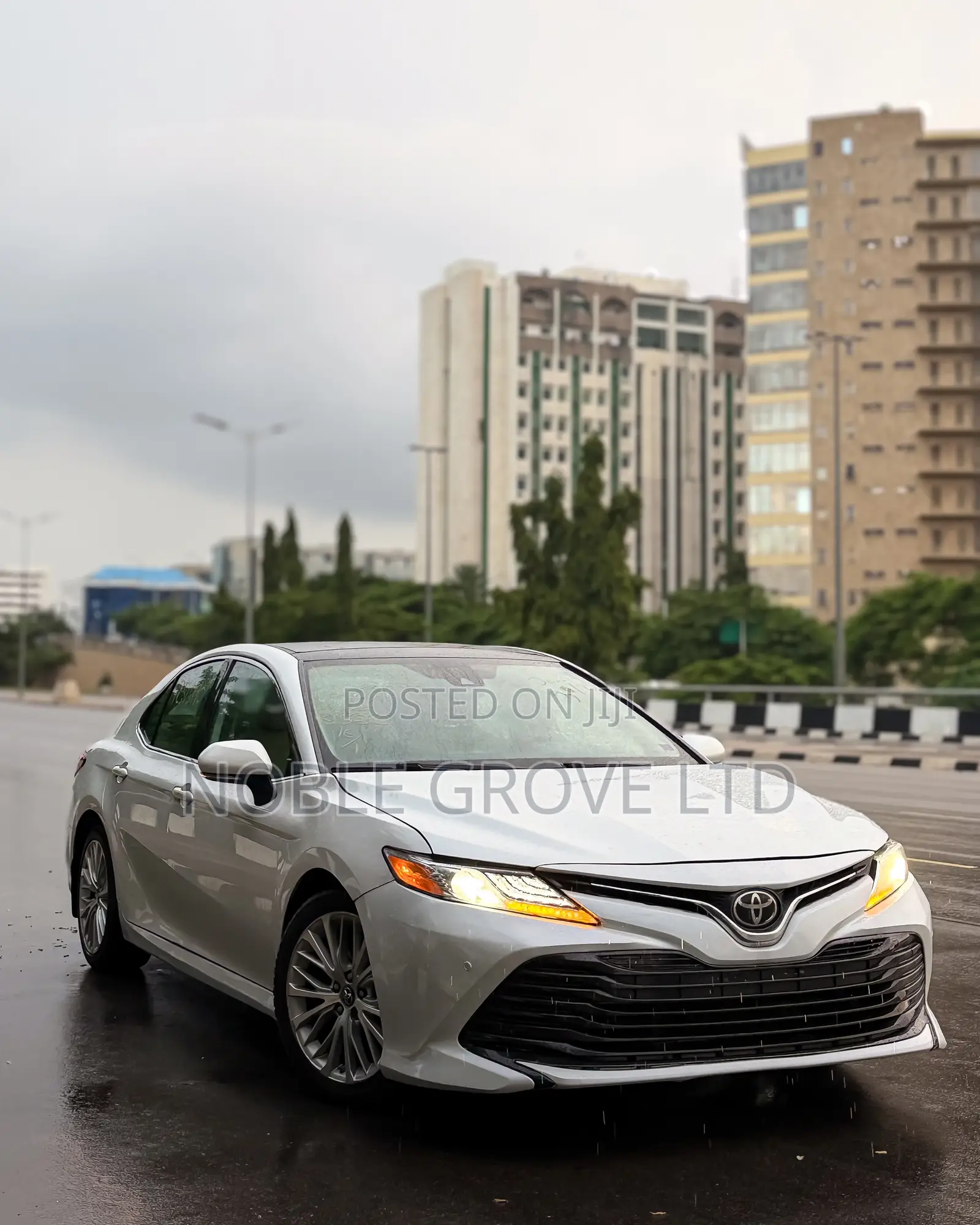 Toyota Camry XLE FWD (2.5L 4cyl 8AM) 2018 White