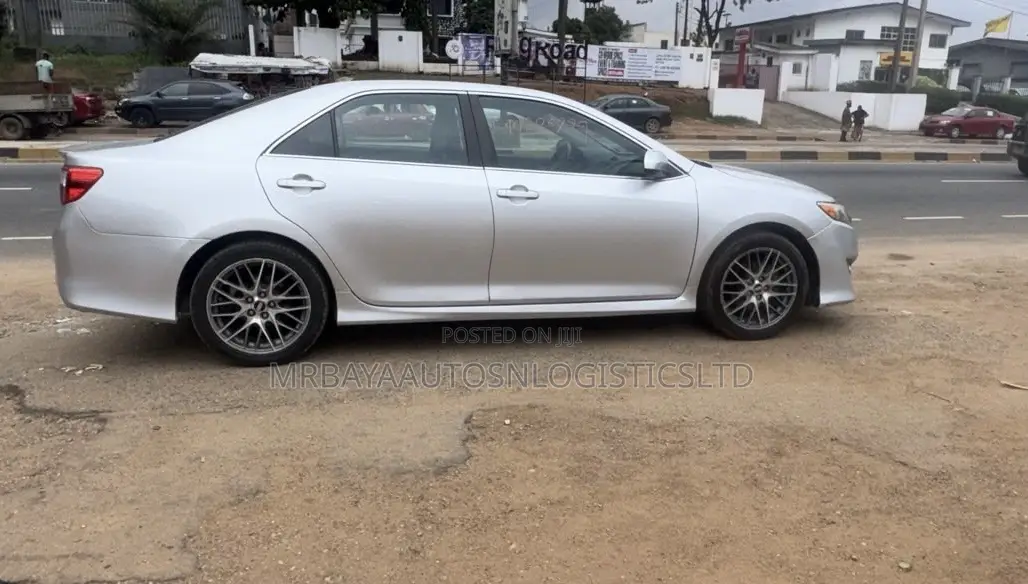 Toyota Camry SE 4dr Sedan (2.5L 4cyl 6A) 2013 Silver