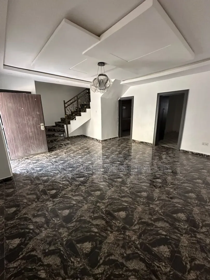 4bdrm Duplex in In An Estate for rent