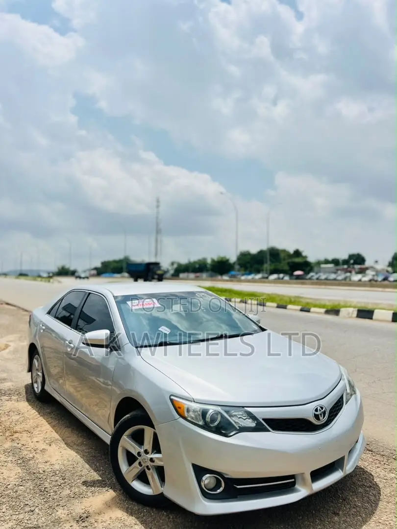 Toyota Camry SE 4dr Sedan (2.5L 4cyl 6A) 2013 Silver