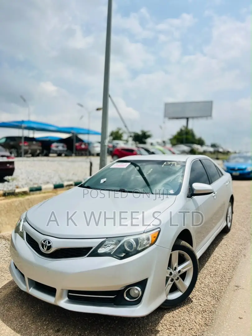 Toyota Camry SE 4dr Sedan (2.5L 4cyl 6A) 2013 Silver