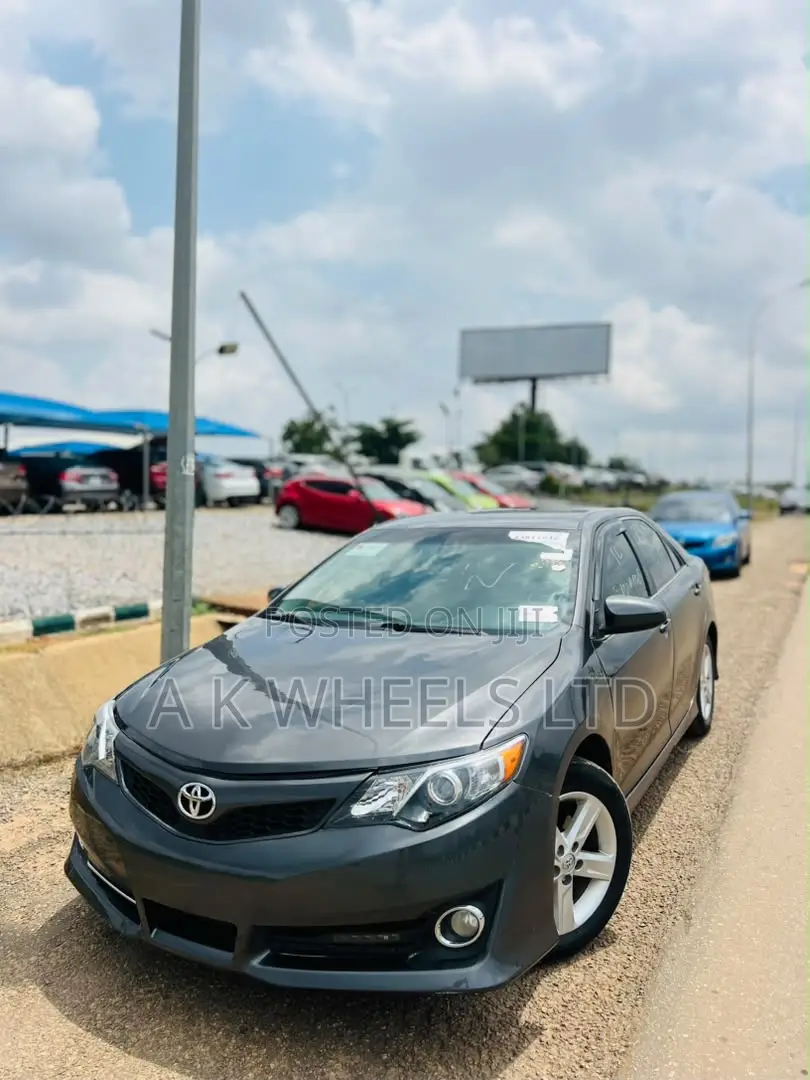Toyota Camry SE 4dr Sedan (2.5L 4cyl 6A) 2013 Gray
