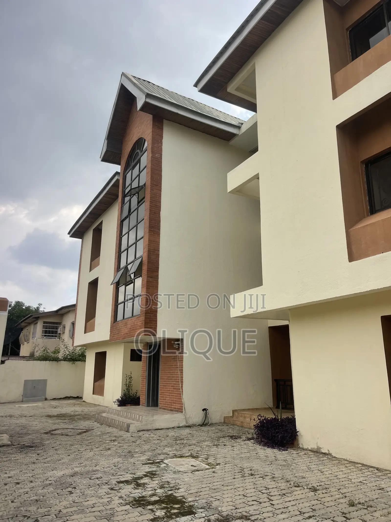 18bdrm Duplex in Maitama for rent