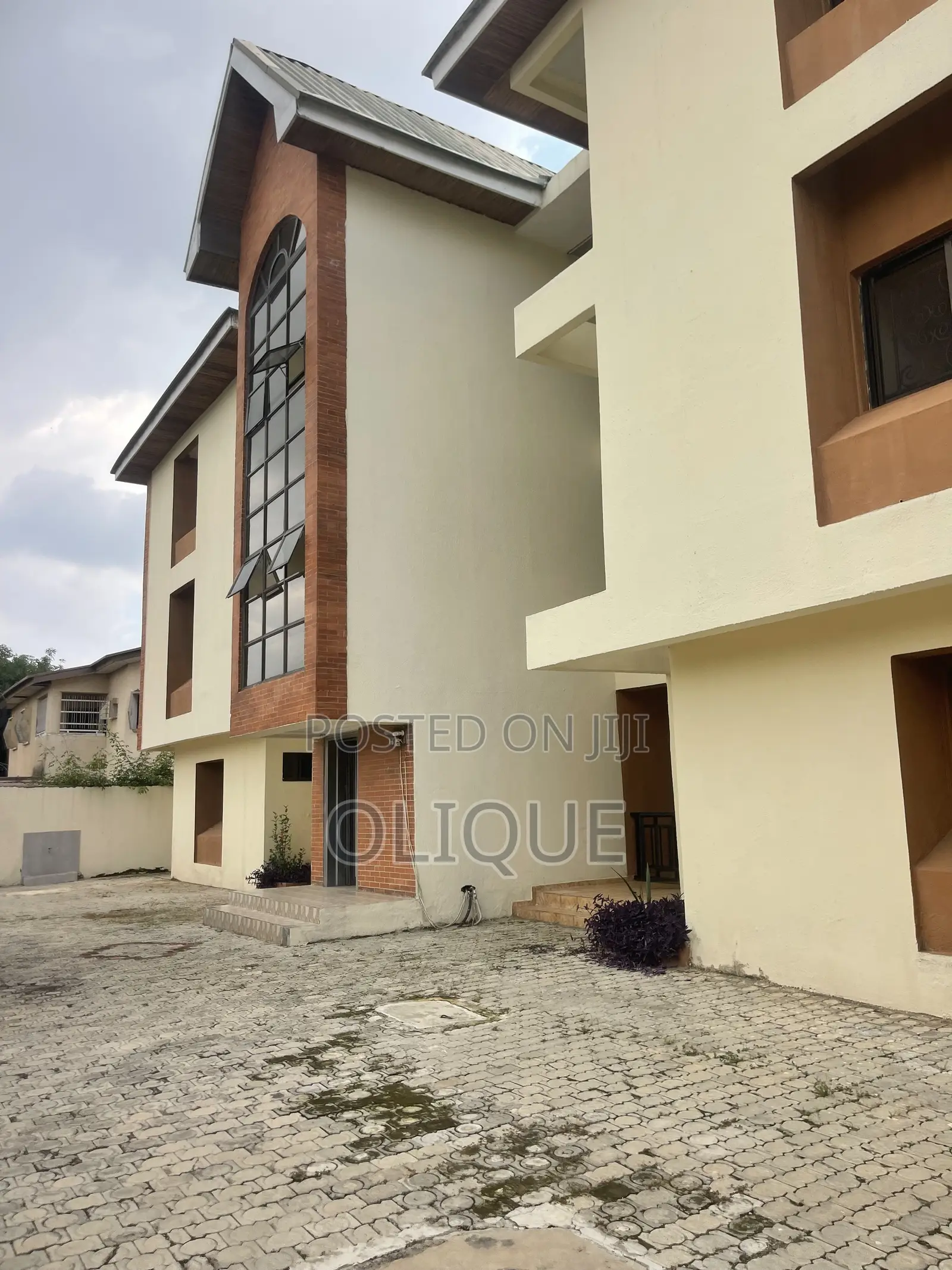 18bdrm Duplex in Maitama for rent