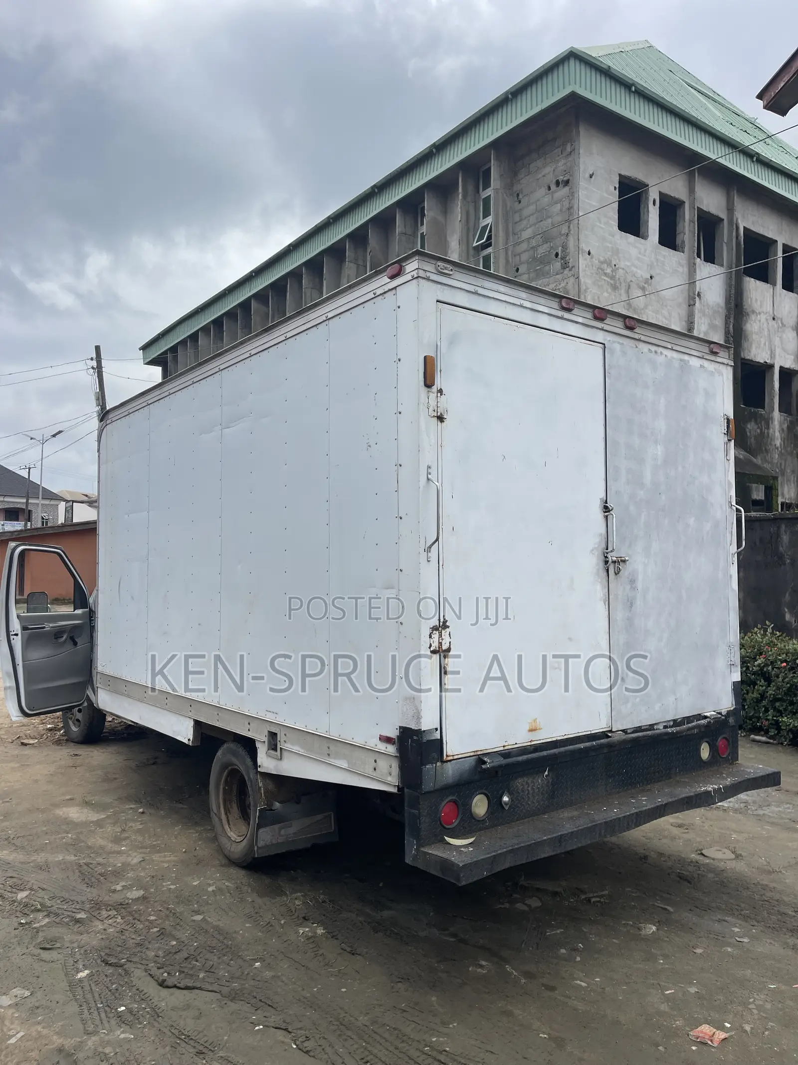 Ford E-350 Truck V8 Engine 2000 White