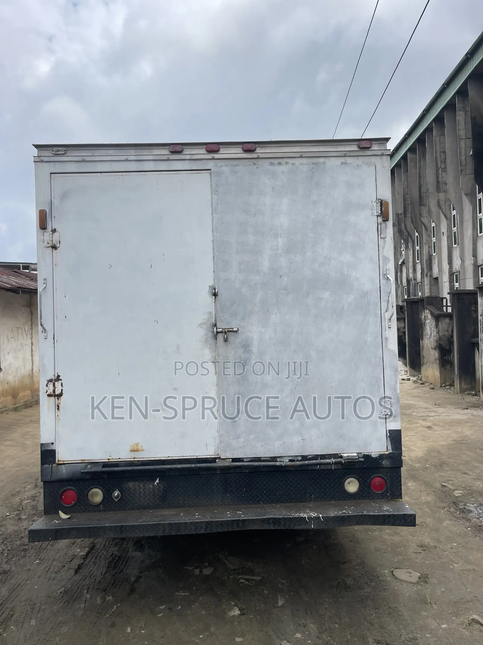 Ford E-350 Truck V8 Engine 2000 White